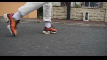 Sneakers Nike Air Max Plus OG, orange Sofiane (Carl Malapa) in Death (S01E01)