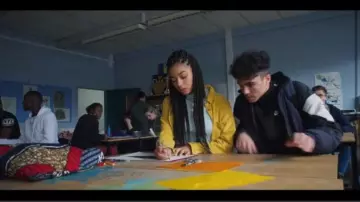 Camisa de terciopelo amarillo de Luisa (Manon Bresch) en Mortel (S01E01)