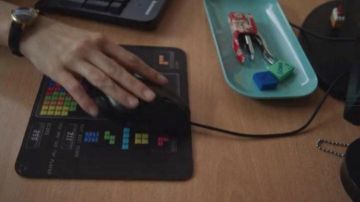 The mouse pad Tetris EPC in Death (S01E02)