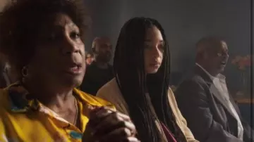 Camisa de terciopelo beige de Luisa (Manon Bresch) en Mortel (S01E03)