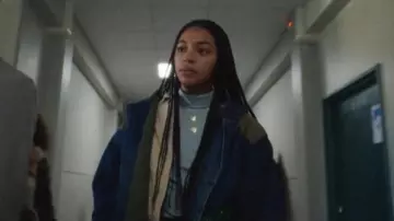 Cuello de tortuga azul cielo de Luisa (Manon Bresch) en Mortel (S01E03)