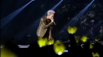 Chaqueta de lentejuelas doradas de G-Dragon en G-Dragon - Missing You ft. Suhyun