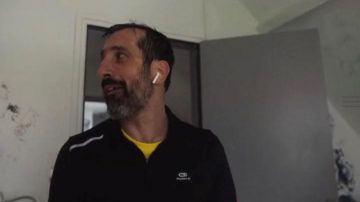 Los airpods de Laurent el suegro de Victor en Mortel (S01E03)