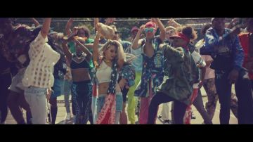 Le crop top one shoulder de CL dans CL - 'LIFTED' M/V