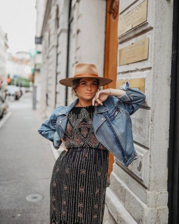 Vestido largo bordado de lentejuelas Emilie de Antik Batik usado por Marie en la cuenta de Instagram de @marieandmood