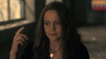 Anillo usado por Olivia (Carla Gugino) como se ve en haunting of Hill House S01E09