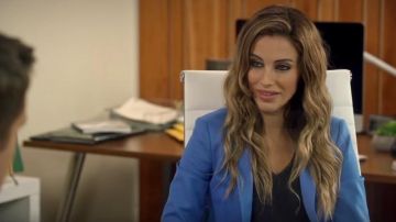 Bleu Ouvert sur le Devant Blazer porté par Marie (Jessica Lowndes) dans des décorations de Noël Magique