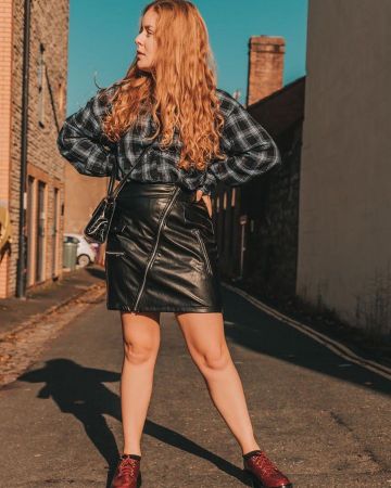 Zapato Croc Borgoña de Yasmin Thompson en la cuenta de Instagram @asliceofchic