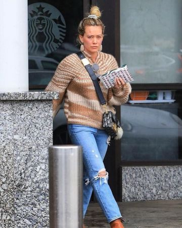 Levi's Wedgie Ripped Straight Leg Jeans usados por Hilary Duff West Hollywood noviembre 27, 2019