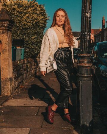 Top acanalado beige de Yasmin Thompson en la cuenta de Instagram @asliceofchic