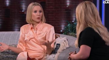 Vestido de satén Nanushka Lais usado por Kristen Bell en The Kelly Clarkson Show 26 de noviembre de 2019