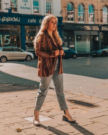 Pantalón vaquero azul claro de Yasmin Thompson en la cuenta de Instagram @asliceofchic