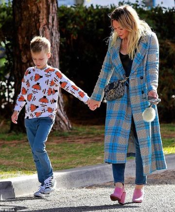 Dior 30 Montaigne Jacquard Canvas Box Bag usado por Hilary Duff Studio City 26 de noviembre de 2019