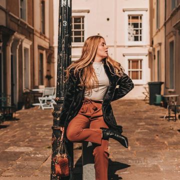 Pantalones cónicos rust de Yasmin Thompson en la cuenta de Instagram @asliceofchic