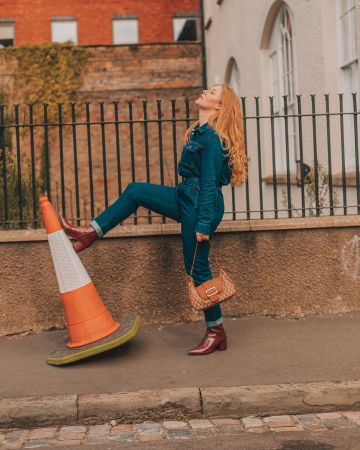 Mono de cinturón azul de Yasmin Thompson en la cuenta de Instagram @asliceofchic