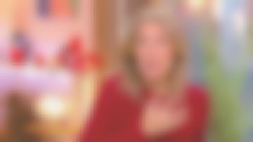 Le pull col Rond Maille Perlée et Pointelle cerise de Agathe Lecaron dans La maison des maternelles