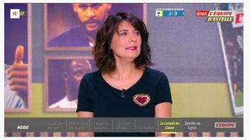 Camiseta corazón negro de Estelle Denis en L'Équipe d'Estelle