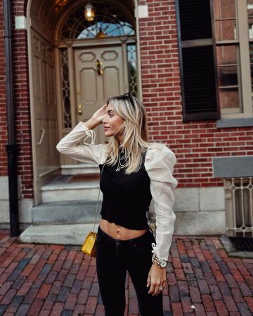 Crop Top Noir de Carlotta Scarlini en su account@carlottascarlini de Instagram