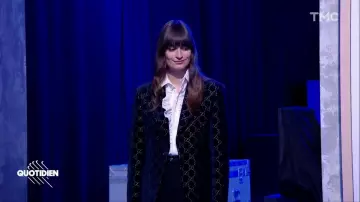 La veste de blazer noire en velours Gucci GG portée par Clara Luciani dans Quotidien du 27 novembre 2019
