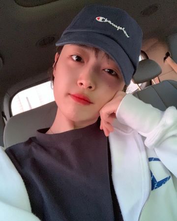 Gorra negra de campeón de Sulli en la cuenta de Instagram de @jelly_jilli