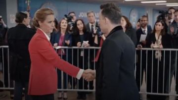 Alexander Mcqueen Sin­gle Breast­ed Blaz­er worn by Elizabeth McCord (Téa Leoni) in Madam Secretary Season 6 Episode 8