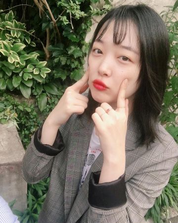 Blazer a cuadros gris de Sulli en la cuenta de Instagram de @jelly_jilli
