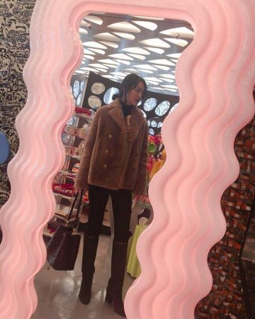 El abrigo sherpa marrón de Sulli en la cuenta de Instagram de @jelly_jilli