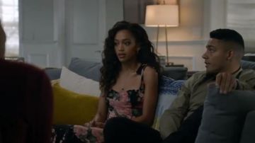 Reformation Blanca Top usado por Olivia Baker (Samantha Logan) en All American Temporada 2 Episodio 7
