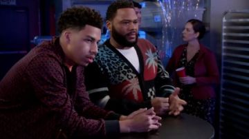 Amiri Gradient Surdimensionné Cardigan porté par Andre "Dre' Johnson (Anthony Anderson), en black-ish Saison 6 Épisode 9
