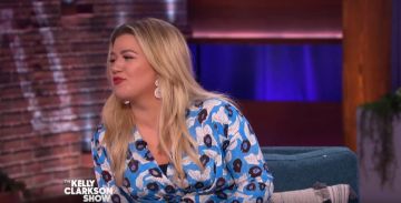 Christian Wijnants Darka Blue Tie-Front Floral Vestido de manga larga usado por Kelly Clarkson en The Kelly Clarkson Show 27 de noviembre de 2019