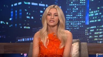 Culte de Gaia Orange Shannon Plume Ornés de Soie, Tulle Mini Robe portée par Morgan Stewart sur E! News Le 27 Novembre 2019
