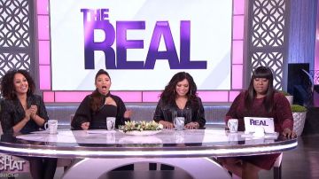 Tommy Hilfiger Red Plus Size Manga Larga Velvet Burnout Sheath Dress usado por Loni Love en The Real (2013) noviembre 27,2019