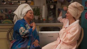 Johnny Was Blue Floral Kimono worn by Raven Baxter (Raven-Symoné) in Raven's Home Season 03 Episode 15