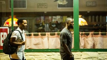 Camisa blanca manga corta de Kevin (Andre Holland) en Moonlight