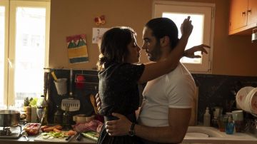 Imprimer robe noire portée par Amira (Leïla Bekhti) dans Le tourbillon de la Saison 1