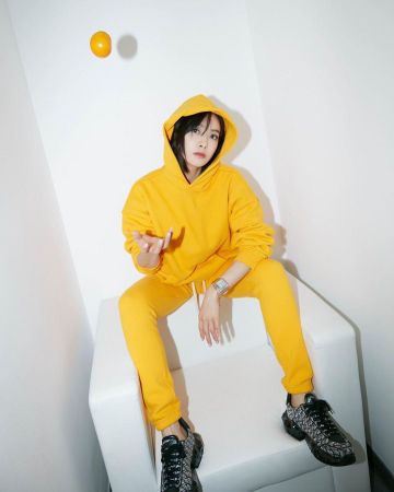 Le sweat jaune de Victoria Song sur le compte Instagram de @victoria02_02