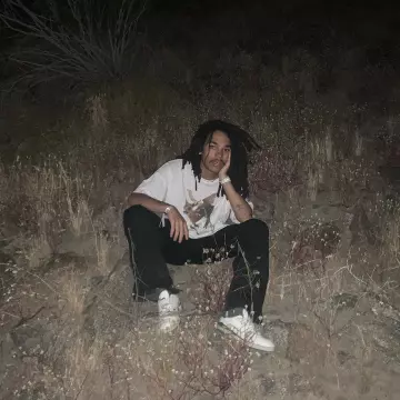 Le tee-shirt blanc alien creature porté par Luka Sabat sur le compte Instagram de @lukasabbat