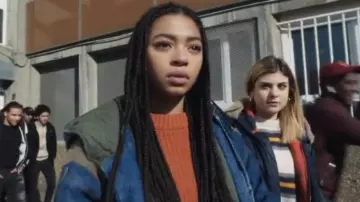 El jersey naranja que lleva Luisa (Manon Bresch) en la serie Mortel (S0104)