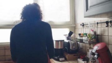 La cafetera roja Philips en la cocina de Sofiane (Carl Malapa) en la serie mortal (S0104)