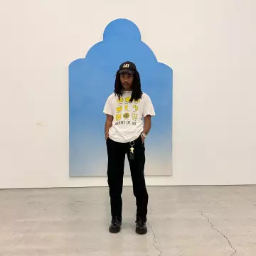 Le tee-shirt blanc avec des smiley porté par Luka Sabat sur son compte Instagram @lukasabbat