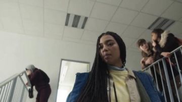 The sweater tye-dye pale yellow worn by Luisa (Manon Bresch) in the series Mortal 