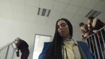 El jersey amarillo pálido y el jersey de tinte usado por Luisa (Manon Bresch) en la serie Mortal 