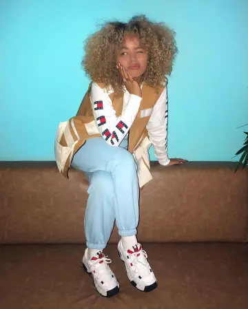 Le tee-shirt blanc avec logo Tommy Hilfiger Jeans porté par Celeste sur le compte Instagram de @celmatique