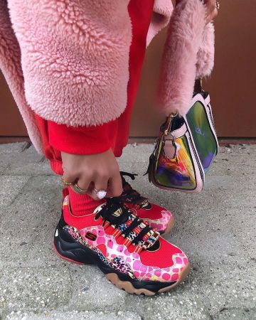 La paire rose et rouge portée par Celeste sur le compte Instagram de @celmatique