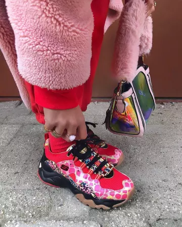 La paire rose et rouge portée par Celeste sur le compte Instagram de @celmatique