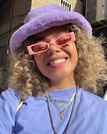 The pair of glasses rectangular pink worn by Celeste on the account Instagram of @celmatique