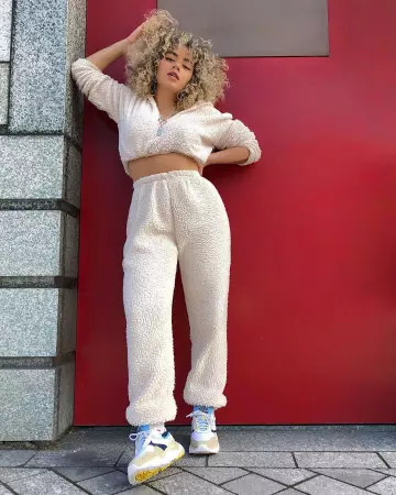 La paire de sneakers Umbro beige et blanche portée par Celeste sur le compte Instagram de @celmatique