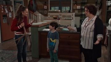 Rag & Bone Rouge Mock Neck Pull porté par Charlotte Wrather (Olivia Sanabia) en Coop & Cami Demandez Le Monde Season02 Episode07