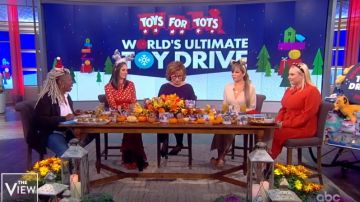Jennifer Behr Brun Olina cristal orné de velours bandeau porté par Meghan McCain sur Le point de Vue le 27 novembre 2019