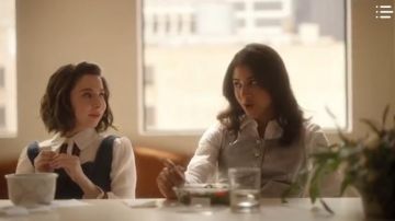 Gucci White Stripe Trim Shirt usado por Izzy (Esther Povitsky) en Dollface Season01 Episode01